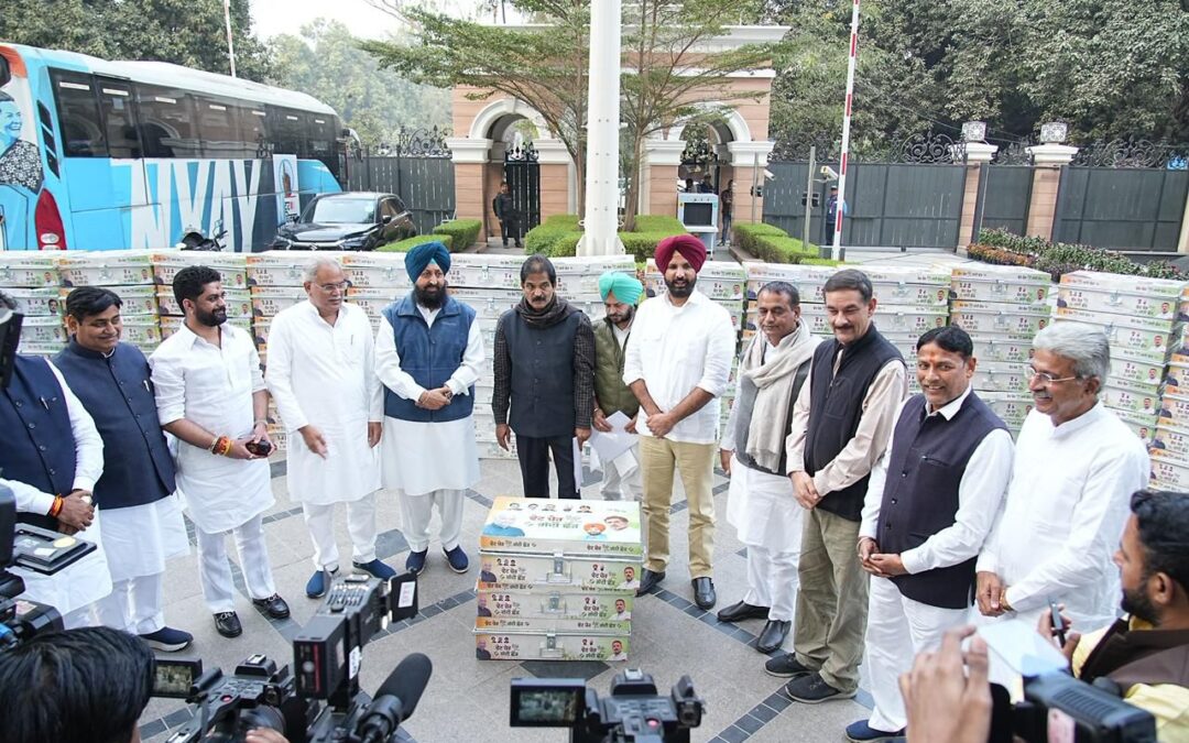 ਪੰਜਾਬ ਕਾਂਗਰਸ ਦੇ ਆਗੂਆਂ ਨੇ ਅੱਜ ‘ਵੋਟ-ਚੋਰੀ’ ਖਿਲਾਫ਼ ਪਾਰਟੀ ਹਾਈ ਕਮਾਂਡ ਨੂੰ 26,85,828 ਦਸਤਖ਼ਤ ਸੌਂਪੇ।