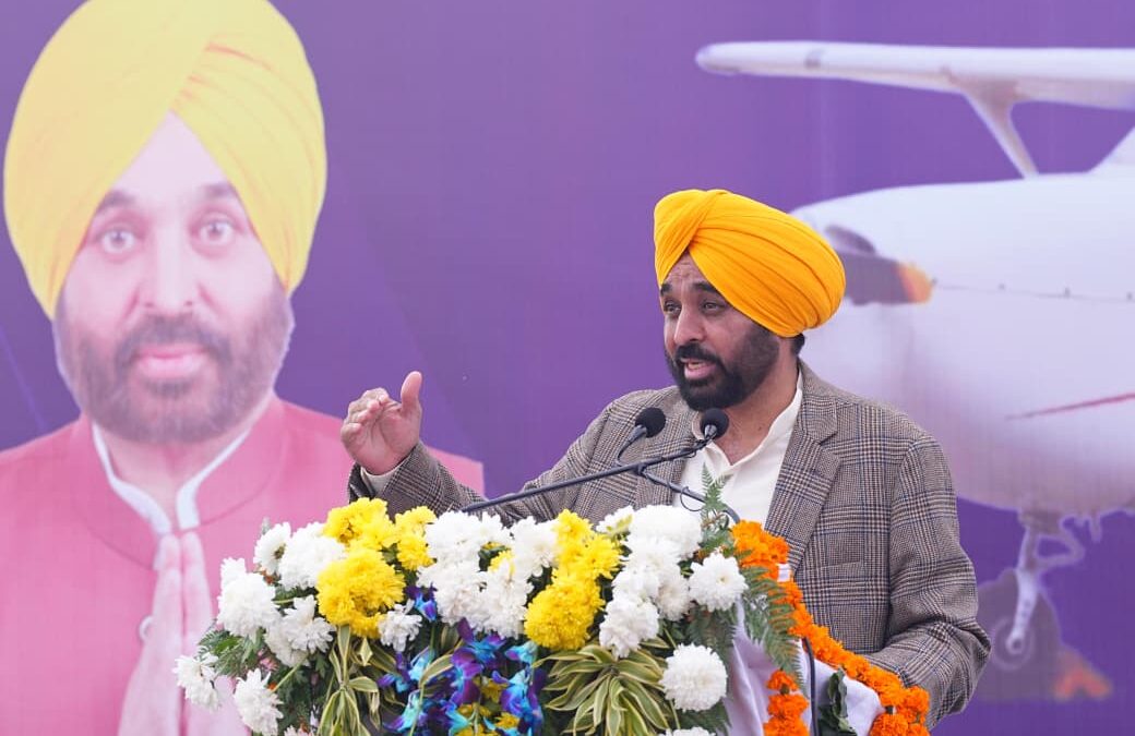 ਮੁੱਖ ਮੰਤਰੀ ਭਗਵੰਤ ਸਿੰਘ ਮਾਨ ਵੱਲੋਂ ਆਉਣ ਵਾਲੇ ਸਾਲਾਂ ਵਿੱਚ ਪੰਜਾਬ ਦੇ ਹਵਾਬਾਜ਼ੀ ਉਦਯੋਗ ਦਾ ਕੇਂਦਰ ਬਣਨ ਦੀ ਪੇਸ਼ੀਨਗੋਈ; ਪਟਿਆਲਾ ਫਲਾਇੰਗ ਕਲੱਬ ਵਿੱਚ ਏਅਰਕ੍ਰਾਫਟ ਇੰਜਨੀਅਰਾਂ ਨਾਲ ਕੀਤੀ ਗੱਲਬਾਤ