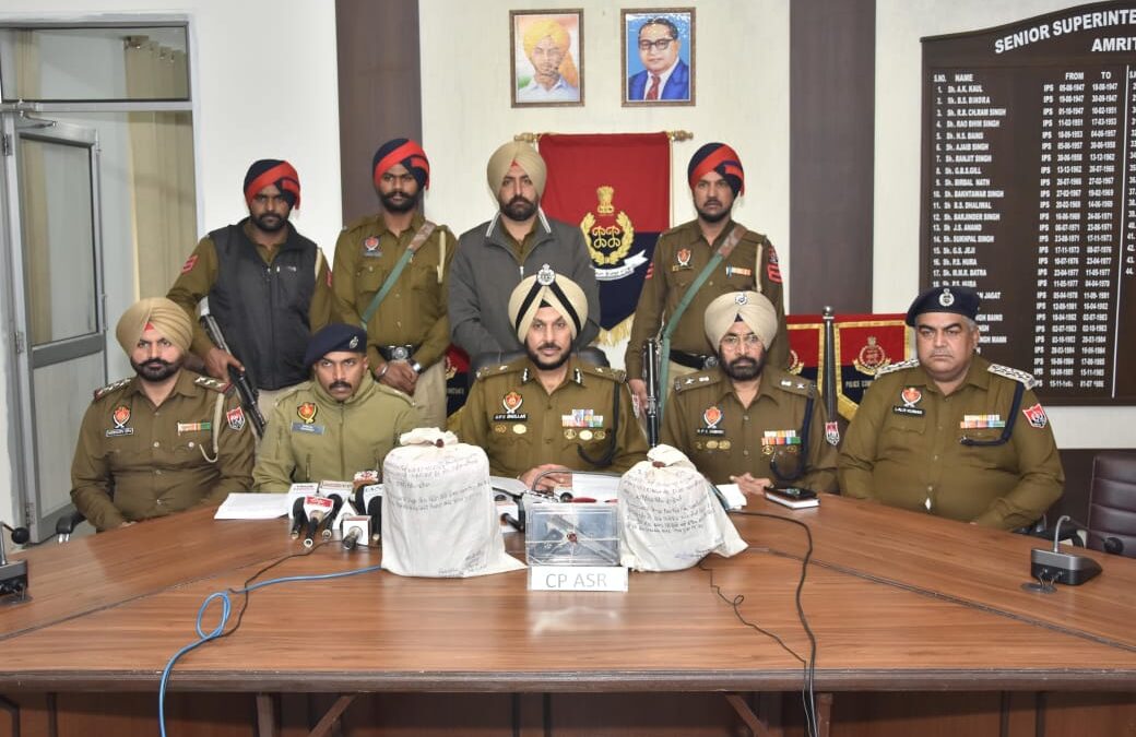 ਸਰਹੱਦ ਪਾਰ ਚੱਲ ਰਹੇ ਤਸਕਰੀ ਕਾਰਟੈਲ ਦਾ ਅੰਮ੍ਰਿਤਸਰ ਵਿੱਚ ਪਰਦਾਫਾਸ਼; 4.5 ਕਿਲੋ ਹੈਰੋਇਨ, ਇੱਕ ਪਿਸਤੌਲ ਸਮੇਤ ਤਿੰਨ ਗ੍ਰਿਫ਼ਤਾਰ