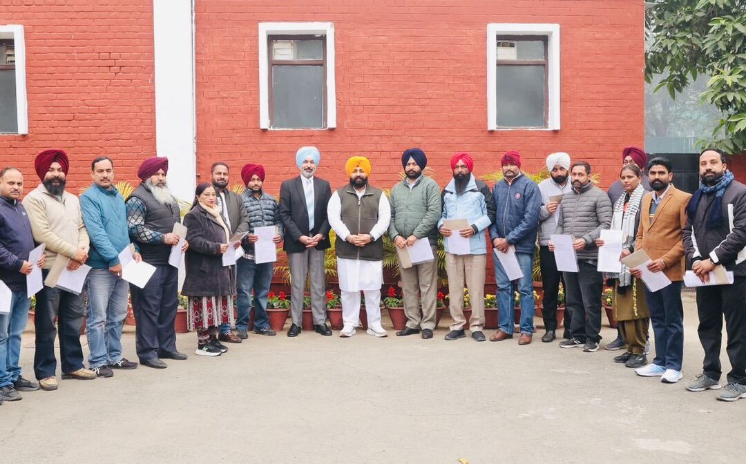 1,848 ਹਰਜੋਤ ਸਿੰਘ ਬੈਂਸ ਨੇ ਪੀਐਸਈਬੀ ਦੇ 21 ਠੇਕੇ ‘ਤੇ ਕੰਮ ਕਰਨ ਵਾਲੇ ਕਰਮਚਾਰੀਆਂ ਨੂੰ ਰੈਗੂਲਰਾਈਜ਼ੇਸ਼ਨ ਸਰਟੀਫਿਕੇਟ ਸੌਂਪੇ