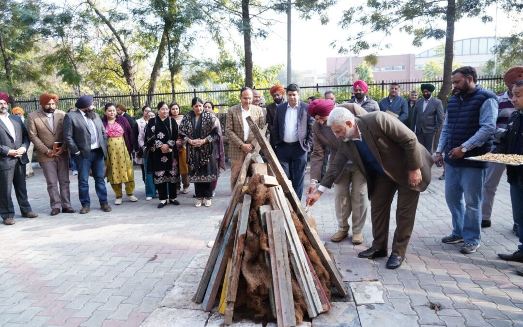 ਲਾਲ ਚੰਦ ਕਟਾਰੂਚੱਕ ਅਨਾਜ ਭਵਨ ਵਿਖੇ ਲੋਹੜੀ ਦੇ ਜਸ਼ਨ ਵਿੱਚ ਸ਼ਾਮਲ ਹੋਏ
