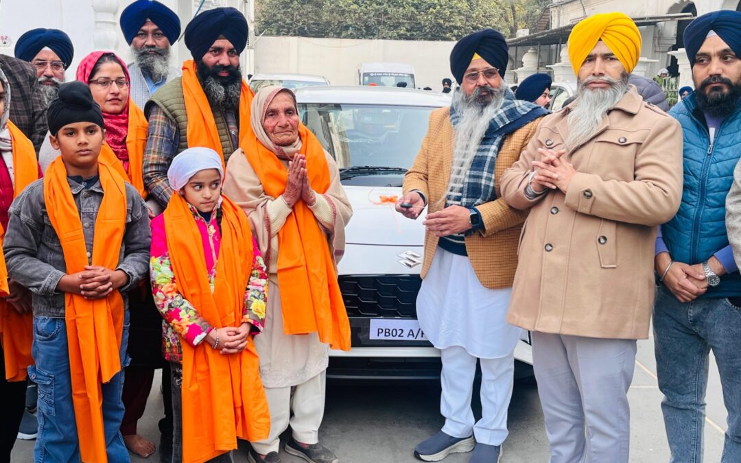 ਸ੍ਰੀ ਦਰਬਾਰ ਸਾਹਿਬ ਵਿਖੇ ਸ਼ਰਧਾਲੂ ਮਾਤਾ ਪੂਰਨ ਕੌਰ ਅਤੇ ਪਰਿਵਾਰ ਵੱਲੋਂ ਸਵਿੱਫਟ ਗੱਡੀ ਭੇਟ