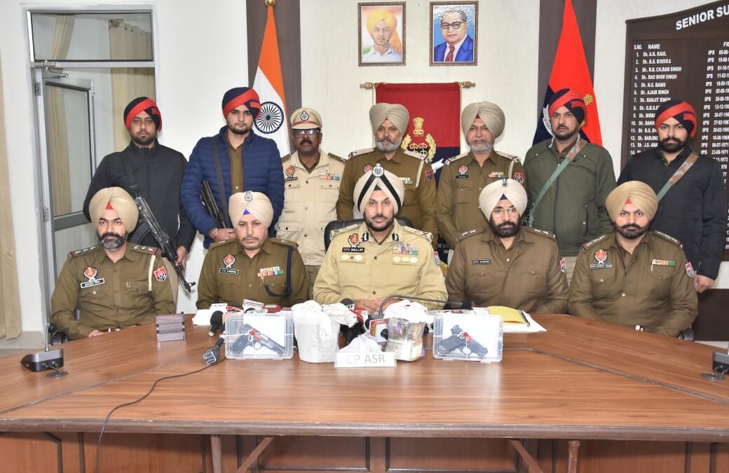 ਅੰਮ੍ਰਿਤਸਰ ਵਿੱਚ ਸਰਹੱਦ ਪਾਰ ਨਾਰਕੋ-ਹਥਿਆਰਾਂ ਦੀ ਤਸਕਰੀ ਦੇ ਮਾਡਿਊਲ ਨਾਲ ਜੁੜੇ ਚਾਰ ਵਿਅਕਤੀ ਫੜੇ ਗਏ; 1.5 ਕਿਲੋ ਹੈਰੋਇਨ, 1.98 ਲੱਖ ਰੁਪਏ ਦੇ ਨਸ਼ੀਲੇ ਪਦਾਰਥ, ਦੋ ਪਿਸਤੌਲਾਂ ਸਮੇਤ ਪੀਓਐਫ-ਮਾਰਕ ਵਾਲੇ ਕਾਰਟ੍ਰੀਜ ਬਰਾਮਦ