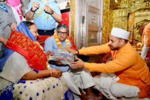 ਪਹਿਲੇ ਨਵਰਾਤ੍ਰੇ ‘ਤੇ ਰਾਜਪਾਲ ਨੇ ਮਾਤਾ ਮਨਸਾ ਦੇਵੀ ਮੰਦਿਰ ਵਿੱਚ ਮੱਥਾ ਟੇਕਿਆ