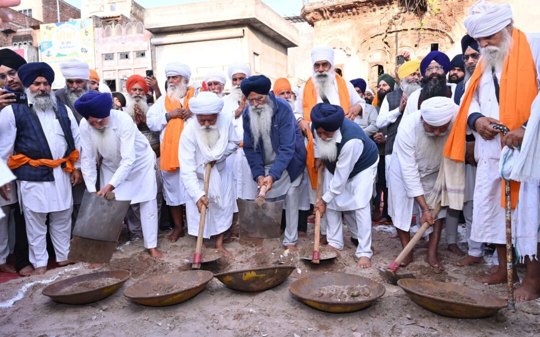 ਗੁਰਦੁਆਰਾ ਸ੍ਰੀ ਦਰਬਾਰ ਸਾਹਿਬ ਤਰਨ ਤਾਰਨ ਦੀ ਦਰਸ਼ਨੀ ਡਿਊੜੀ ਦੇ ਬਾਹਰ ਜੋੜਾ ਘਰ ਗੱਠੜੀ ਘਰ ਸਮੇਤ ਹੋਰ ਸੇਵਾਵਾਂ ਦੀ ਸੇਵਾ ਹੋਈ ਆਰੰਭ