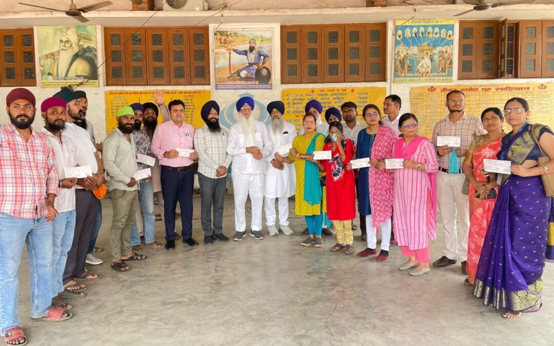 ਸਿਕਲੀਗਰ ਤੇ ਵਣਜਾਰੇ ਸਿੱਖ ਬੱਚਿਆਂ ਦੀਆਂ ਫੀਸਾਂ ਲਈ ਸ਼੍ਰੋਮਣੀ ਕਮੇਟੀ ਨੇ ਦਿੱਤੀ 22 ਲੱਖ 35 ਹਜ਼ਾਰ ਰੁਪਏ ਦੀ ਸਹਾਇਤਾ ਭਾਈ ਅਜੈਬ ਸਿੰਘ ਅਭਿਆਸੀ ਨੇ ਛਤੀਸਗੜ੍ਹ ਦੇ ਵੱਖ-ਵੱਖ ਸਕੂਲਾਂ ਨੂੰ ਫੀਸਾਂ ਦੇ ਚੈੱਕ ਸੌਂਪੇ