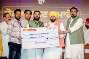 ਕੀ ਆਪ ਪਾਰਟੀ ਗੁਰਪਤਵੰਤ ਪੰਨੂੰ ਤੇ ਹੋਰ ਦੇਸ ਵਿਰੋਧੀ ਤਾਕਤਾਂ ਤੋ ਲਏ ਸੈਕੜੇ ਕਰੋੜ ਦਾ ਮੁੱਲ ਤਾਂ ਨਹੀ ਤਾਰ ਰਹੀ ?  ਭਾਜਪਾ ਪੰਜਾਬ ਵਿੱਚ ਭਾਈਚਾਰਕ ਸਾਂਝ ਕਿਸੇ ਕੀਮਤ ਤੇ ਨਹੀ ਟੁੱਟਣ ਦੇਵੇਗੀ  ਪਿਛਲੇ 4 ਸਾਲਾਂ ਦੌਰਾਨ ਦੋ ਦਰਜਨ ਦੇ ਕਰੀਬ RPG ਅਤੇ ਗ੍ਰਨੇਡ ਹਮਲਿਆਂ ਦੀ ਅੱਗ ਦਾ ਸੇਕ ਪੰਜਾਬ ਦੀ ਰਾਜਧਾਨੀ ਚੰਡੀਗੜ੍ਹ ਵੀ ਪੁੱਜਾ  ਚੰਡੀਗੜ੍ਹ (      ) 2 ਅਪ੍ਰੈਲ, 2026 ਪੰਜਾਬ ਭਾਜਪਾ ਦਫਤਰ ਤੇ ਗ੍ਰਨੇਡ ਹਮਲੇ ਤੋਂ ਬਾਅਦ ਪੰਜਾਬ ਦੇ ਮੁੱਖ ਮੰਤਰੀ ਭਗਵੰਤ ਮਾਨ ਵੱਲੋ ਕੀਤੀਆਂ ਮਸਖਰੀ ਰੂਪੀ ਟਿੱਪਣੀਆਂ ਬੜੀਆਂ ਮੰਦਭਾਗੀਆਂ ਹਨ ਤੇ ਮੁੱਖ ਮੰਤਰੀ ਵਰਗੇ ਅਹੁਦੇ ਤੇ ਬਿਰਾਜਮਾਨ ਇਨਸਾਨ ਤੋ ਅਜਿਹੀਆਂ ਟਿੱਪਣੀਆਂ ਸ਼ੋਭਦੀਆਂ ਨਹੀ ਹਨ ਇਹ ਕਹਿਣਾ ਹੈ ਪੰਜਾਬ ਭਾਰਤੀ ਜਨਤਾ ਪਾਰਟੀ ਦੇ ਕਾਰਜਕਾਰੀ ਪ੍ਰਧਾਨ ਅਸ਼ਵਨੀ ਸ਼ਰਮਾ ਦਾ ਜੋ ਕਿ ਅੱਜ ਚੰਡੀਗੜ੍ਹ ਮੁੱਖ ਦਫਤਰ ਵਿਖੇ ਬਲਾਸਟ ਵਾਲੀ ਜਗਾ ਦਾ ਮੌਕਾ ਮੋਲਾਜਾ ਕਰਨ ਤੋਂ ਬਾਅਦ ਭਰਵੀ ਪ੍ਰੈਸ ਵਾਰਤਾ ਨੂੰ ਸੰਬੋਧਨ ਕਰ ਰਹੇ ਸਨ |   ਉਨਾ ਗੰਭੀਰ ਹੁੰਦਿਆ ਕਿਹਾ ਕਿ ਡਾ. ਭੀਮ ਰਾਉ ਅੰਬੇਦਕਰ ਦੀ ਮੂਰਤੀਆਂ ਦਾ ਅਪਮਾਨ, ਸਿੱਧੂ ਮੂਸੇਵਾਲਾ, ਕਬੱਡੀ ਖਿਡਾਰੀਆਂ, ਵਪਾਰੀਆਂ ਸਰਪੰਚਾ ਪੰਚਾ ਆਦਿ ਦੇ ਕਤਲਾਂ ਦੇ ਨਾਲ ਨਾਲ ਦਰਜਨਾਂ ਥਾਣਿਆਂ ਤੇ ਪੁਲਿਸ ਚੌਕੀਆਂ ਦੇ ਗ੍ਰਨੇਡ ਹਮਲੇ, ਇੰਨਟੈਲੀਜੈਨਸ ਹੈਡਕੁਆਟਰ ਤੇ ਆਰ ਪੀ ਜੀ ਹਮਲਾ ਗੈਂਗਸਟਰਾਂ ਵੱਲੋਂ ਕਤਲੋ ਗਾਰਤ ਤੇ ਵੱਡੇ ਪੱਧਰ ਤੇ ਹੁੰਦੀਆਂ ਫਿਰੌਤੀਆਂ ਸਾਫ ਇਸ਼ਾਰਾ ਕਰਦੀਆਂ ਹਨ ਕਿ ਮੁੱਖ ਮੰਤਰੀ ਭਗਵੰਤ ਮਾਨ ਅਤੇ ਕੇਜਰੀਵਾਲ ਪੰਜਾਬ ਦੀ ਜੁੰਮੇਵਾਰੀ ਚੁੱਕਣ ਤੋਂ ਭੱਜ ਚੁੱਕੇ ਹਨ ਤੇ ਪੰਜਾਬ ਨੂੰ ਲਾਵਾਰਿਸ ਛੱਡ ਦਿੱਤਾ ਹੈ |  ਸ਼੍ਰੀ ਅਸ਼ਵਨੀ ਸ਼ਰਮਾ ਵੱਲੋ ਵੱਡੇ ਸਵਾਲ ਖੜੇ ਕਰਦਿਆਂ ਆਪ ਦੇ ਮੁੱਖੀ ਕੇਜਰੀਵਾਲ ਅਤੇ ਭਗਵੰਤ ਮਾਨ ਨੂੰ ਪੁੱਛਿਆ ਕਿ ਤੁਸੀ ਦੇਸ਼ ਵਿਰੋਧੀ ਤੇ ਦੇਸ਼ ਨੂੰ ਤੋੜਨ ਵਾਲੇ ਗੁਰਪਤਵੰਤ ਸਿੰਘ ਪੰਨੂ ਜਿਸਨੇ ਤੁਹਾਡੀ 2017 ਵਿੱਚ ਮਦਦ ਕੀਤੀ ਅਤੇ 2022 ਦੇ ਵਿੱਚ ਵੀ ਮਦਦ ਲਈ ਚਿੱਠੀ ਲਿਖਦਿਆਂ ਵੋਟਾਂ ਪਾਉਣ ਦੀ ਅਪੀਲ ਤਾਂ ਕੀਤੀ ਹੀ ਸੀ ਤੇ ਅੱਗੇ ਕਿਹਾ ਕਿ “ਜੇਕਰ ਪੰਜਾਬ ਵਿੱਚ ਆਪ ਦੀ ਸਰਕਾਰ ਬਣਦੀ ਹੈ ਤਾਂ ਸਾਡੇ ਟੀਚੇ ਨੂੰ ਸਰ ਕਰਨ ਦੀ ਉਮੀਦ ਫਿਰ ਤੋਂ ਜਾਗੇਗੀ” ਅਤੇ ਉਹਨਾ ਅੱਗੇ ਇਹ ਵੀ ਦੱਸਿਆ ਸੀ ਕਿ ਇਸ ਮਿਸ਼ਨ ਨੂੰ ਪੂਰਾ ਕਰਨ ਲਈ ਅਸੀ ਮੇਰੀ ਸੰਸਥਾ ਵੱਲੋਂ 16.70 ਮਿਲੀਅਨ ਡਾਲਰ (100 ਕਰੋੜ ਤੋਂ ਵੱਧ) ਦੀ ਫੰਡਿਗ ਦਿੱਤੀ ਸੀ | ਨਿੱਤ ਦਿਨ ਵਾਪਰਦੀਆਂ ਘਟਨਾਵਾਂ ਗੁਰਪਤਵੰਤ ਪੰਨੂ ਦੇ ਦੇਸ਼ ਵਿਰੋਧੀ ਏਜੰਡੇ ਨੂੰ ਅੱਗੇ ਵਧਾਉਦੀਆਂ ਪ੍ਰਤੀਤ ਹੁੰਦੀਆਂ ਹਨ |   ਸ਼੍ਰੀ ਸ਼ਰਮਾ ਵੱਲੋਂ ਆਪ ਸਰਕਾਰ ਬਣਨ ਤੋਂ ਬਾਅਦ ਵੱਡੇ ਹਮਲਿਆਂ ਦਾ ਜਿਕਰ ਕਰਦਿਆਂ ਦੱਸਿਆ ਸਾਲ 2022 ਵਿੱਚ 10 ਮਈ ਮੋਹਾਲੀ ਪੰਜਾਬ ਪੁਲਿਸ ਇੰਟੈਲੀਜੈਂਸ ਹੈੱਡਕੁਆਰਟਰ ‘ਤੇ RPG ਹਮਲਾ, 10 ਦਸੰਬਰ ਸਰਹਾਲੀ ਤਰਨਤਾਰਨ ਪੁਲਿਸ ਸਟੇਸ਼ਨ ‘ਤੇ RPG ਅਟੈਕ, ਸਾਲ 2023 ਵਿੱਚ 9 ਜਨਵਰੀ ਗੁਮਟਾਲਾ ਅੰਮ੍ਰਿਤਸਰ ਪੁਲਿਸ ਪੋਸਟ ਦੇ ਬਾਹਰ ਧਮਾਕਾ, 15 ਜਨਵਰੀ ਜੈਤੀਪੁਰ ਅੰਮ੍ਰਿਤਸਰ ਹੈਂਡ ਗ੍ਰੇਨੇਡ ਹਮਲਾ, ਨਵੰਬਰ ਦੇ ਅਖੀਰ ਵਿੱਚ ਅੰਮ੍ਰਿਤਸਰ / ਗੁਰਦਾਸਪੁਰ ਕਈ ਪੁਲਿਸ ਪੋਸਟਾਂ ‘ਤੇ ਗ੍ਰੇਨੇਡ ਹਮਲੇ,  ਸਾਲ 2024 ਵਿੱਚ 23 ਨਵੰਬਰ ਅਜਨਾਲਾ ਅੰਮ੍ਰਿਤਸਰ ਪੁਲਿਸ ਸਟੇਸ਼ਨ ਦੇ ਬਾਹਰ IED ਲਗਾਇਆ ਗਿਆ, 29 ਨਵੰਬਰ ਗੁਰਬਖਸ਼ ਨਗਰ ਅੰਮ੍ਰਿਤਸਰ ਬੰਦ ਪੁਲਿਸ ਪੋਸਟ ਕੋਲ ਧਮਾਕਾ,  2 ਦਸੰਬਰ ਕਾਠਗੜ੍ਹ ਨਵਾਂਸ਼ਹਿਰ ਨਾਕਾਮ ਗ੍ਰੇਨੇਡ ਹਮਲਾ, 4 ਦਸੰਬਰ ਮਜੀਠਾ ਅੰਮ੍ਰਿਤਸਰ ਪੁਲਿਸ ਸਟੇਸ਼ਨ ਵਰਾਂਡੇ ਚ ਧਮਾਕਾ, 13 ਦਸੰਬਰ ਘਨੀਏ ਕੇ ਬੰਗਰ ਬਟਾਲਾ ਗ੍ਰੇਨੇਡ ਸੁੱਟਿਆ ਗਿਆ ਫਟਿਆ ਨਹੀਂ, 17 ਦਸੰਬਰ ਇਸਲਾਮਾਬਾਦ ਅੰਮ੍ਰਿਤਸਰ ਪੁਲਿਸ ਸਟੇਸ਼ਨ ਕੋਲ ਧਮਾਕਾ, 18–20 ਦਸੰਬਰ ਕਲਾਨੌਰ ਗੁਰਦਾਸਪੁਰ ਲਗਾਤਾਰ ਕਈ ਗ੍ਰੇਨੇਡ ਹਮਲੇ ਹੋਏ, ਸਾਲ 2025 ਵਿੱਚ 9 ਜਨਵਰੀ ਗੁਮਟਾਲਾ ਅੰਮ੍ਰਿਤਸਰ ਪੁਲਿਸ ਚੌਕੀ ਦੇ ਬਾਹਰ ਧਮਾਕਾ,  ਜਨਵਰੀ–ਮਾਰਚ 2025  ਬਾਰਡਰ ਇਲਾਕੇ ਵਿੱਚ ਲਗਾਤਾਰ ਗ੍ਰੇਨੇਡ / IED ਹਮਲਿਆਂ ਦੀਆਂ ਕੋਸ਼ਿਸ਼ਾਂ, 6–7 ਅਪ੍ਰੈਲ ਕਿਲਾ ਲਾਲ ਸਿੰਘ ਬਟਾਲਾ ਪੁਲਿਸ ਸਟੇਸ਼ਨ ਤੇ RPG / ਗ੍ਰੇਨੇਡ ਹਮਲਾ,  7 ਅਪ੍ਰੈਲ ਜਲੰਧਰ ਭਾਜਪਾ ਨੇਤਾ ਮਨੋਰੰਜਨ ਕਾਲੀਆ ਦੇ ਘਰ ਬਾਹਰ ਗ੍ਰੇਨੇਡ ਹਮਲਾ, 16–17 ਜੂਨ ਗੁਰਦਾਸਪੁਰ / ਅੰਮ੍ਰਿਤਸਰ / ਮਜੀਠਾ ਕਈ ਪੁਲਿਸ ਪੋਸਟਾਂ ‘ਤੇ ਗ੍ਰੇਨੇਡ ਹਮਲੇ, 25 ਨਵੰਬਰ ਗੁਰਦਾਸਪੁਰ ਸਿਟੀ ਪੁਲਿਸ ਸਟੇਸ਼ਨ ਹੈਂਡ ਗ੍ਰੇਨੇਡ ਹਮਲਾ,  1–4 ਦਸੰਬਰ ਗੁਰਦਾਸਪੁਰ P-86 ਗ੍ਰੇਨੇਡ ਬਰਾਮਦ, ਸਾਲ 2026 ਵਿੱਚ ਮਾਰਚ 2026 – ਭਿੰਡੀ ਸੈਦਾਂ ਪੁਲਿਸ ਸਟੇਸ਼ਨ ਅੰਮ੍ਰਿਤਸਰ ਦੇ ਬਾਹਰ ਧਮਾਕਾ (ਗ੍ਰੇਨੇਡ / IED ਸੰਦੇਹ) ਘਟਨਾ ਰਾਤ ਕਰੀਬ 1:30 ਵਜੇ ਹੋਈ |   ਇਹਨਾ ਸਾਰੀਆਂ ਘਟਨਾਵਾਂ ਤੋਂ ਸਪੱਸ਼ਟ ਹੁੰਦਾ ਹੈ ਕਿ ਪੰਜਾਬ ਵਿੱਚ ਅਮਨ ਕਾਨੂੰਨ-ਵਿਵਸਥਾ ਪੂਰੀ ਤਰ੍ਹਾਂ ਫੇਲ੍ਹ ਹੋ ਚੁੱਕੀ ਹੈ ਜਿਸ ਦਾ ਸੇਕ ਹੁਣ ਪੰਜਾਬ ਦੀ ਰਾਜਧਾਨੀ ਚੰਡੀਗੜ ਵੀ ਪੁੱਜਣ ਲੱਗਾ ਹੈ | ਪਰ ਬੜੀ ਦੁੱਖ ਦੀ ਗੱਲ ਹੈ ਕਿ ਪੰਜਾਬ ਦੇ ਮੁੱਖ ਮੰਤਰੀ ਪੰਜਾਬ ਦੇ ਵੱਡੇ ਵਾਕਿਆਤਾਂ ਦੀ ਜੁੰਮੇਵਾਰੀ ਲੈਂਣ ਤੋਂ ਭੱਜ ਤਾਂ ਰਿਹਾ ਹੀ ਹੈ ਨਿੰਦਣ ਯੋਗ ਮਸਖਰਾਂ ਰੂਪੀ ਕੀਤੀਆਂ ਟਿੱਪਣੀਆਂ ਹੋਰ ਵੀ ਦੁੱਖ ਪੰਹੁਚਾਉਦੀਆਂ ਹਨ | ਭਾਜਪਾ ਦਫਤਰ ਤੇ ਹਮਲਾ ਪੰਜਾਬ ਭਾਜਪਾ ਦੀ ਹੁੰਦੀ ਚੜਤ ਤੋਂ ਘਬਰਾਹਟ ਵਿੱਚ ਆਈਆਂ ਦੇਸ਼ ਵਿਰੋਧੀ ਤਾਕਤਾਂ ਦਾ ਨਤੀਜਾ ਹੈ | ਪਰ ਭਾਜਪਾ ਦਾ ਕੋਈ ਵੀ ਵਰਕਰ ਜਾਂ ਲੀਡਰ ਅਜਿਹੇ ਹਲਾਤਾਂ ਤੋ ਡਰਣ ਜਾਂ ਘਬਰਾਉਣ ਵਾਲਾ ਨਹੀ ਪੰਜਾਬ ਵਿੱਚ ਭਾਈਚਾਰਕ ਸਾਂਝ ਨੂੰ ਕਾਇਮ ਰੱਖਣ ਲਈ ਹਰ ਭਾਜਪਾ ਵਰਕਰ ਤੇ ਲੀਡਰ ਹਰ ਕੁਰਬਾਨੀ ਕਰਨ ਲਈ ਤਿਆਰ ਹੈ | ਦੇਸ ਨੂੰ ਤੋੜਨ ਵਾਲਿਆਂ ਦੇ ਮਨਸੂਬੇ ਕਦੇ ਕਾਮਯਾਬ ਨਹੀ ਹੋਣਗੇ।