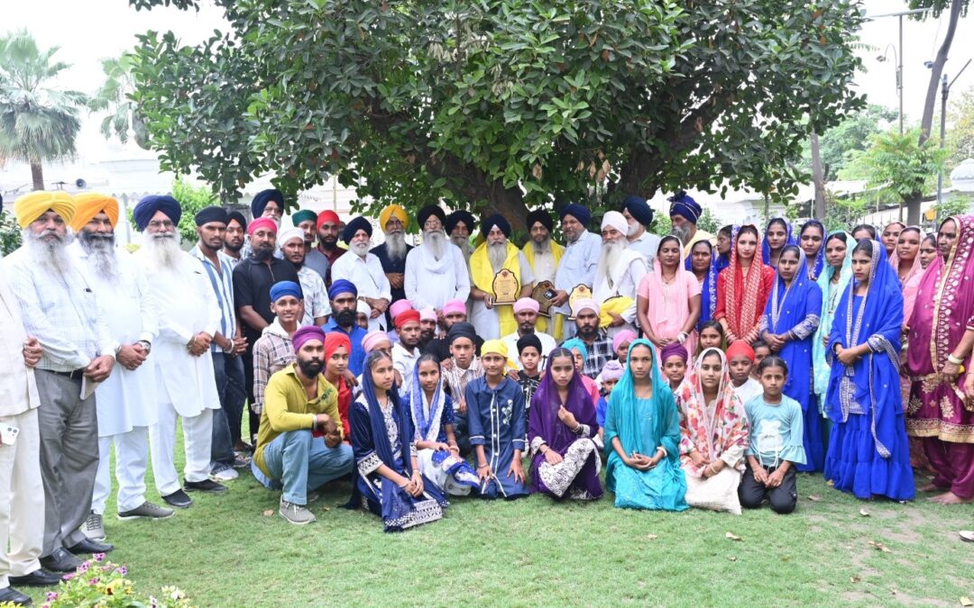 ਬੰਗਲੌਰ ਤੋਂ ਸਿਕਲੀਗਰ ਤੇ ਵਣਜਾਰੇ ਸਿੱਖਾਂ ਦਾ ਜਥਾ ਗੁਰਧਾਮਾਂ ਦੇ ਦਰਸ਼ਨਾਂ ਲਈ ਸੱਚਖੰਡ ਸ੍ਰੀ ਹਰਿਮੰਦਰ ਸਾਹਿਬ ਪੁੱਜਾ