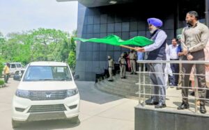 ਵਿੱਤ ਮੰਤਰੀ ਹਰਪਾਲ ਸਿੰਘ ਚੀਮਾ ਨੇ ਰਿਕਾਰਡ ਮਾਲੀਆ ਵਾਧੇ ਦਰਮਿਆਨ ਆਬਕਾਰੀ ਅਤੇ ਕਰ ਵਿਭਾਗ ਦੀ ਇਨਫੋਰਸਮੈਂਟ ਨੂੰ ਹੁਲਾਰਾ ਦੇਣ ਲਈ 25 ਨਵੇਂ ਵਾਹਨਾਂ ਨੂੰ ਹਰੀ ਝੰਡੀ ਦੇ ਕੇ ਕੀਤਾ ਰਵਾਨਾ