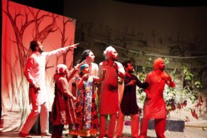 ਪੰਜਾਬ ਕਲਾ ਪਰਿਸ਼ਦ ਚੰਡੀਗੜ੍ਹ ਤੇ ਪੰਜਾਬ ਸੰਗੀਤ ਨਾਟਕ ਅਕੈਡਮੀ ਵਲੋਂ ਡਾ.  ਹਰਚਰਨ ਸਿੰਘ ਨੂੰ ਸਮਰਪਿਤ 11 ਰੋਜ਼ਾ ਰੰਗਮੰਚ ਉਤਸਵ ਵਿੱਚ 8 ਵੇਂ ਦਿਨ ਪੰਜਾਬ ਕਲਾ ਭਵਨ ਚੰਡੀਗੜ੍ਹ ਵਿਖੇ ਨਾਦ ਰੰਗ ਮੰਚ ਪਟਿਆਲਾ ਵੱਲੋਂ ਬਲਵਿੰਦਰ ਬੁੱਲਟ ਦਾ ਲਿਖਿਆ ਤੇ ਨਿਰਦੇਸ਼ਤ ਕੀਤਾ ਨਾਟਕ ‘ਬੋਲ ਮਿੱਟੀ ਦਿਆ ਬਾਵਿਆ’ ਦੀ ਪੇਸ਼ਕਾਰੀ ਕੀਤੀ ਗਈ।