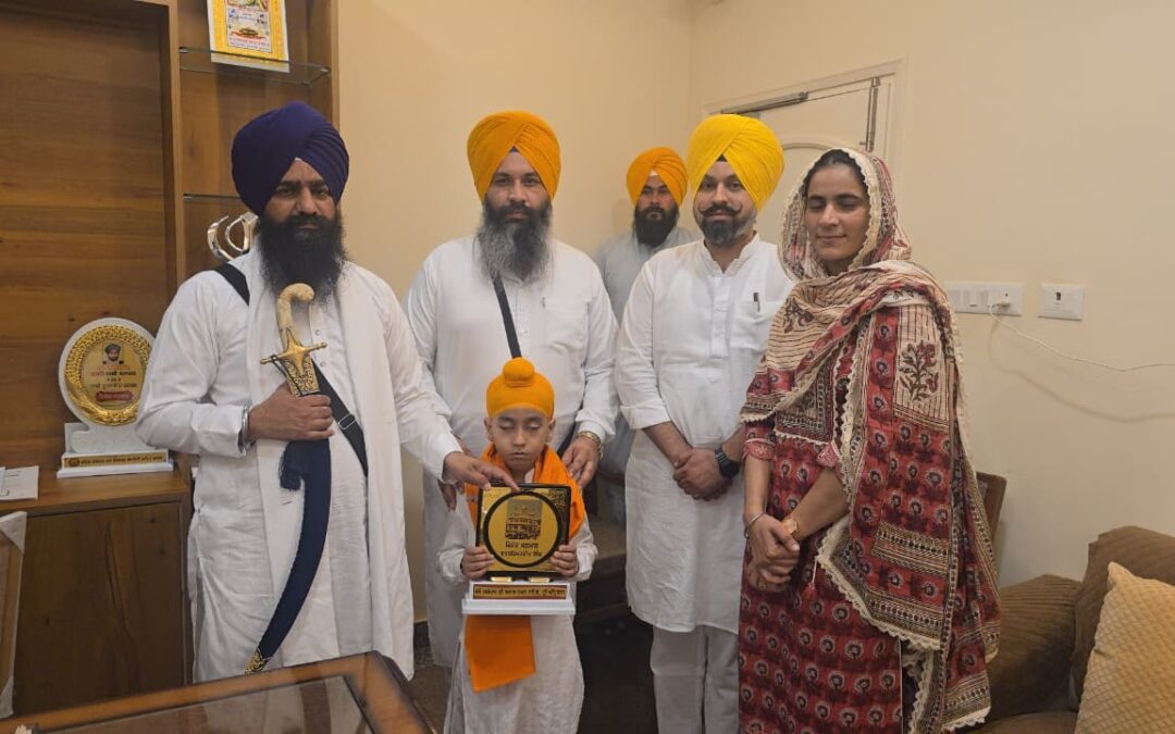 ਗੁਰਰਹਿਮਤਵੀਰ ਸਿੰਘ ਨਾਂ ਦਾ, ਪਹਿਲੀ ਜਮਾਤ ਦਾ ਬੱਚਾ ਅੱਜ ਤਖ਼ਤ ਸ਼੍ਰੀ ਕੇਸਗੜ ਸਾਹਿਬ ਦੇ ਸਕੱਤਰੇਤ ਵਿਖੇ ਆ ਕੇ ਮਿਲਿਆ।