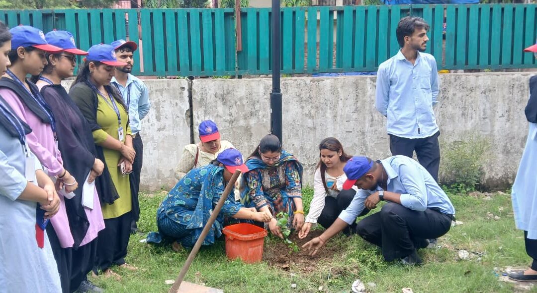 ਸਵੱਛਤਾ ਪਖਵਾੜਾ ਦੇ ਤਹਿਤ ਗ੍ਰਿੱਡ ਦੇ ਐੱਨਐੱਸਐੱਸ ਵਲੰਟੀਅਰਾਂ ਨੇ ਰਾਮ ਦਰਬਾਰ ਵਿੱਚ ਨੁੱਕੜ ਨਾਟਕ ਅਤੇ ਪੌਦੇ ਲਗਾਉਣ ਦੀ ਮੁਹਿੰਮ ਚਲਾਈ