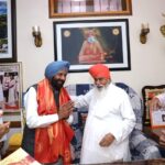ਪੰਜਾਬ ਭਾਜਪਾ ਪ੍ਰਧਾਨ ਕੇਵਲ ਸਿੰਘ ਢਿੱਲੋਂ ਡੇਰਾ ਸੱਚਖੰਡ ਬੱਲਾਂ ਵਿਖੇ ਹੋਏ ਨਤਮਸਤਕ; ਪਦਮ ਸ਼੍ਰੀ ਸੰਤ ਨਿਰੰਜਨ ਦਾਸ ਜੀ ਤੋਂ ਲਿਆ ਆਸ਼ੀਰਵਾਦ