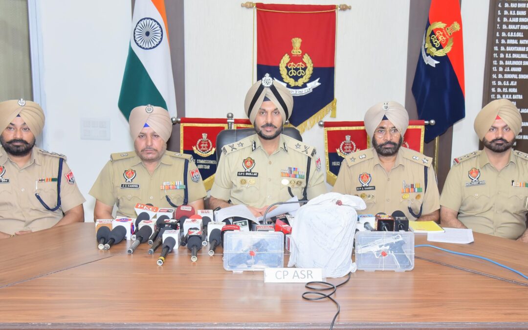 ਅੰਮ੍ਰਿਤਸਰ ਵਿੱਚ ਸਰਹੱਦ ਪਾਰੋਂ ਚੱਲ ਰਹੇ ਨਸ਼ੀਲੇ ਪਦਾਰਥ ਅਤੇ ਹਥਿਆਰ ਤਸਕਰੀ ਨੈੱਟਵਰਕ ਨਾਲ ਜੁੜੇ ਚਾਰ ਵਿਅਕਤੀ ਗ੍ਰਿਫ਼ਤਾਰ; 5.5 ਕਿਲੋਗ੍ਰਾਮ ਹੈਰੋਇਨ, ਦੋ ਪਿਸਤੌਲ ਬਰਾਮਦ
