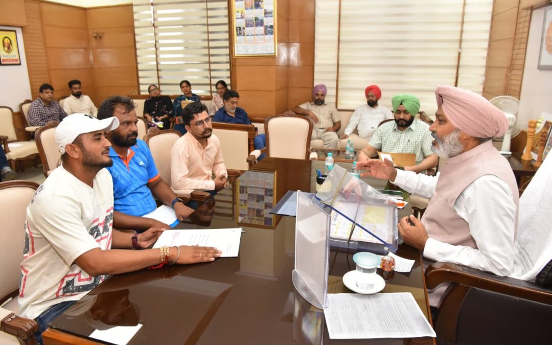 ਵਿੱਤਮੰਤਰੀ ਹਰਪਾਲ ਸਿੰਘ ਚੀਮਾ ਵੱਲੋਂ ਮੁਲਾਜ਼ਮ ਯੂਨੀਅਨਾਂ ਨਾਲ 3 ਘੰਟੇ ਮੀਟਿੰਗਾਂ; ਵਿਭਾਗਾਂ ਨੂੰ ਮੰਗਾਂ ਦੇ ਹੱਲ ਵਿੱਚ ਤੇਜ਼ੀ ਲਿਆਉਣ ਦੇ ਨਿਰਦੇਸ਼ ਦਿੱਤੇ
