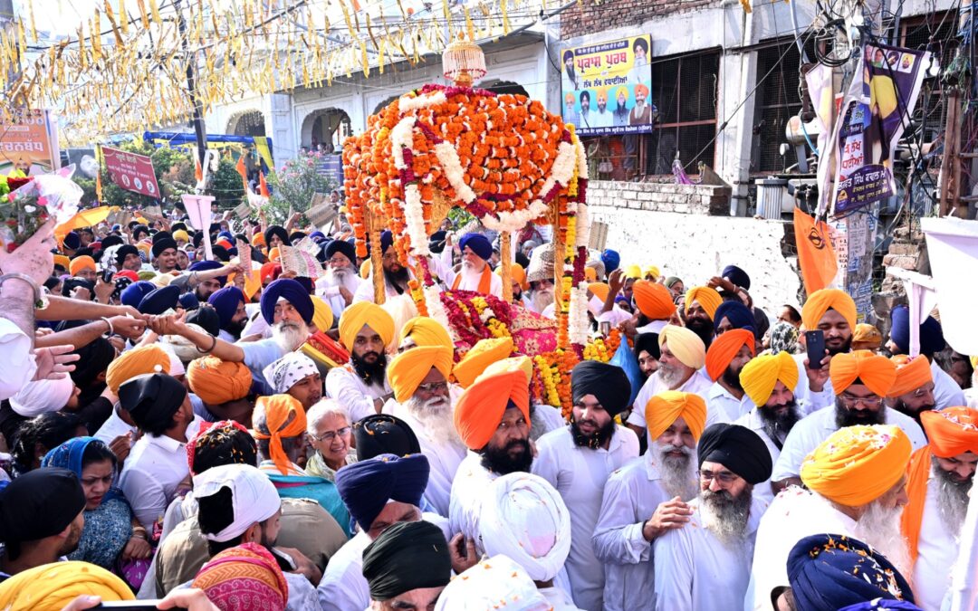 ਪਹਿਲੇ ਪ੍ਰਕਾਸ਼ ਪੁਰਬ ਮੌਕੇ ਸੱਚਖੰਡ ਸ੍ਰੀ ਹਰਿਮੰਦਰ ਸਾਹਿਬ ਵਿਖੇ ਵੱਡੀ ਗਿਣਤੀ ਸੰਗਤਾਂ ਨੇ ਭਰੀ ਹਾਜ਼ਰੀ