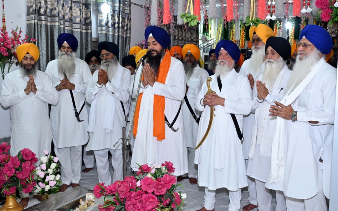ਸ੍ਰੀ ਦਰਬਾਰ ਸਾਹਿਬ ਸਮੂਹ ਵਿਖੇ ਰੰਗ ਰੋਗਨ ਦੀ ਸੇਵਾ ਹੋਈ ਆਰੰਭ